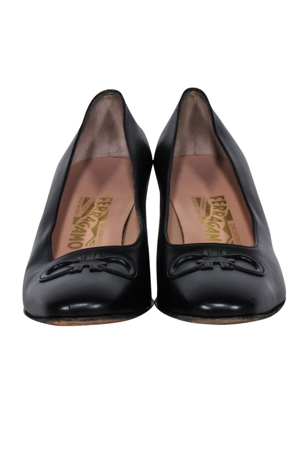 Current Boutique-Ferragamo - Black Leather Embossed Logo Toe Basic Pumps Sz 9.5