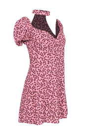 Current Boutique-Alexis - Pink, Maroon, & Blue Clover Print Puff Sleeve Mini Dress w/ Front Cutout Sz S