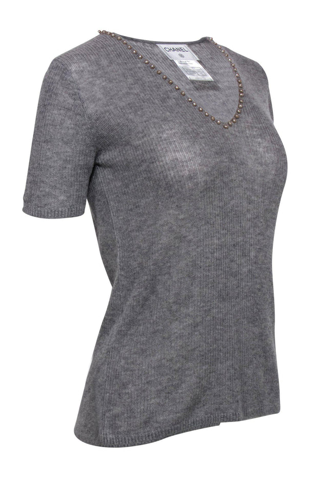 Current Boutique-Chanel - Grey Cashmere Blend Knit Short Sleeve Sweater w/ Pearl Trim Sz 10