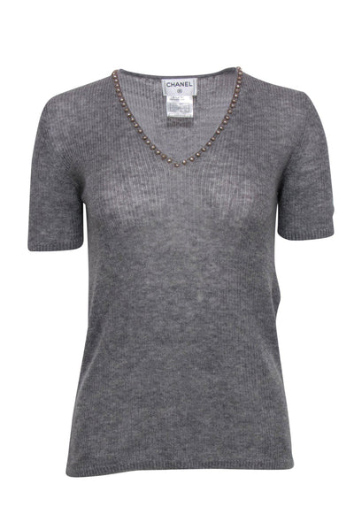 Current Boutique-Chanel - Grey Cashmere Blend Knit Short Sleeve Sweater w/ Pearl Trim Sz 10